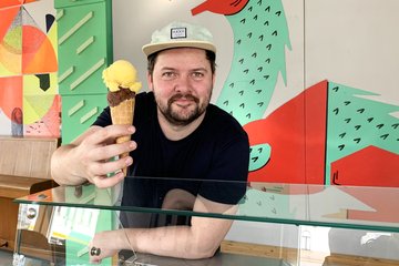 Not macht erfinderisch: Lukas Adolphis Nepomuk Bar wird jetzt zur Eisdiele Not macht erfinderisch: Lukas Adolphis Nepomuk Bar wird jetzt zur Eisdiele