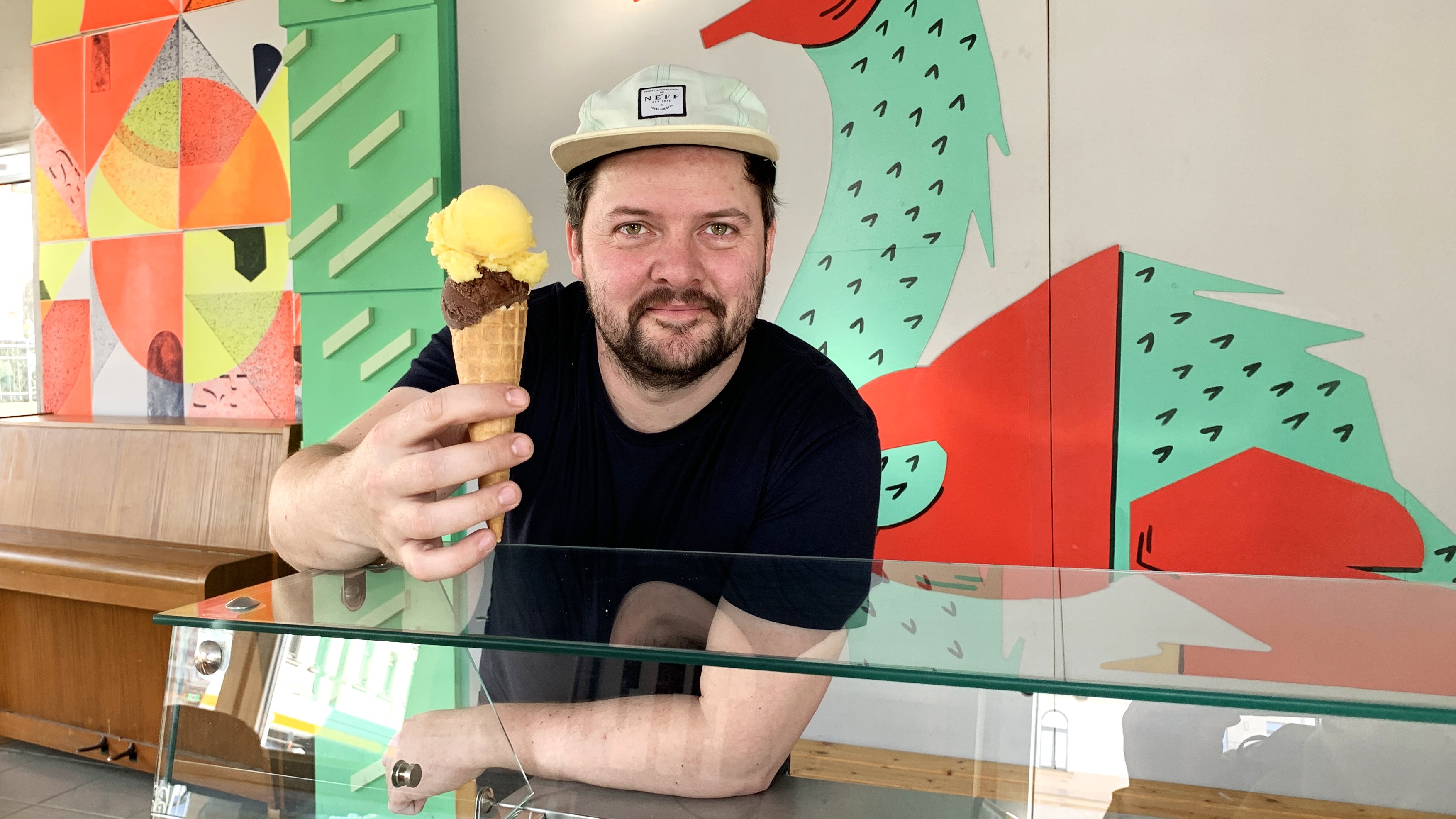Not macht erfinderisch: Lukas Adolphis Nepomuk Bar wird jetzt zur Eisdiele Not macht erfinderisch: Lukas Adolphis Nepomuk Bar wird jetzt zur Eisdiele