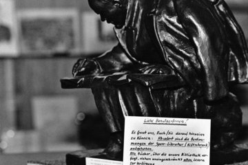 Blick in den Lesesaal des Instituts für Marxismus-Leninismus in Ost-Berlin am 17.11.1989