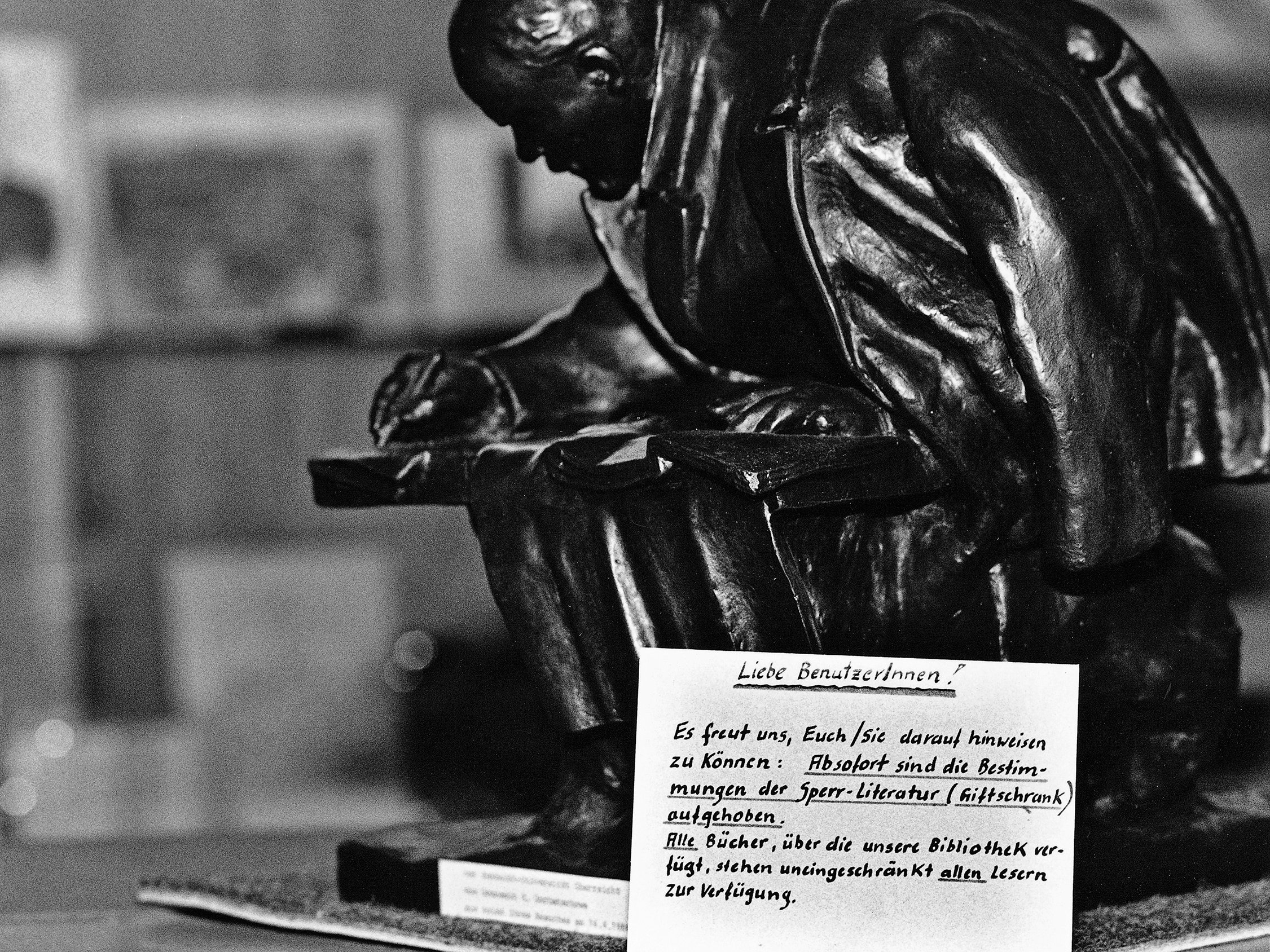 Blick in den Lesesaal des Instituts für Marxismus-Leninismus in Ost-Berlin am 17.11.1989