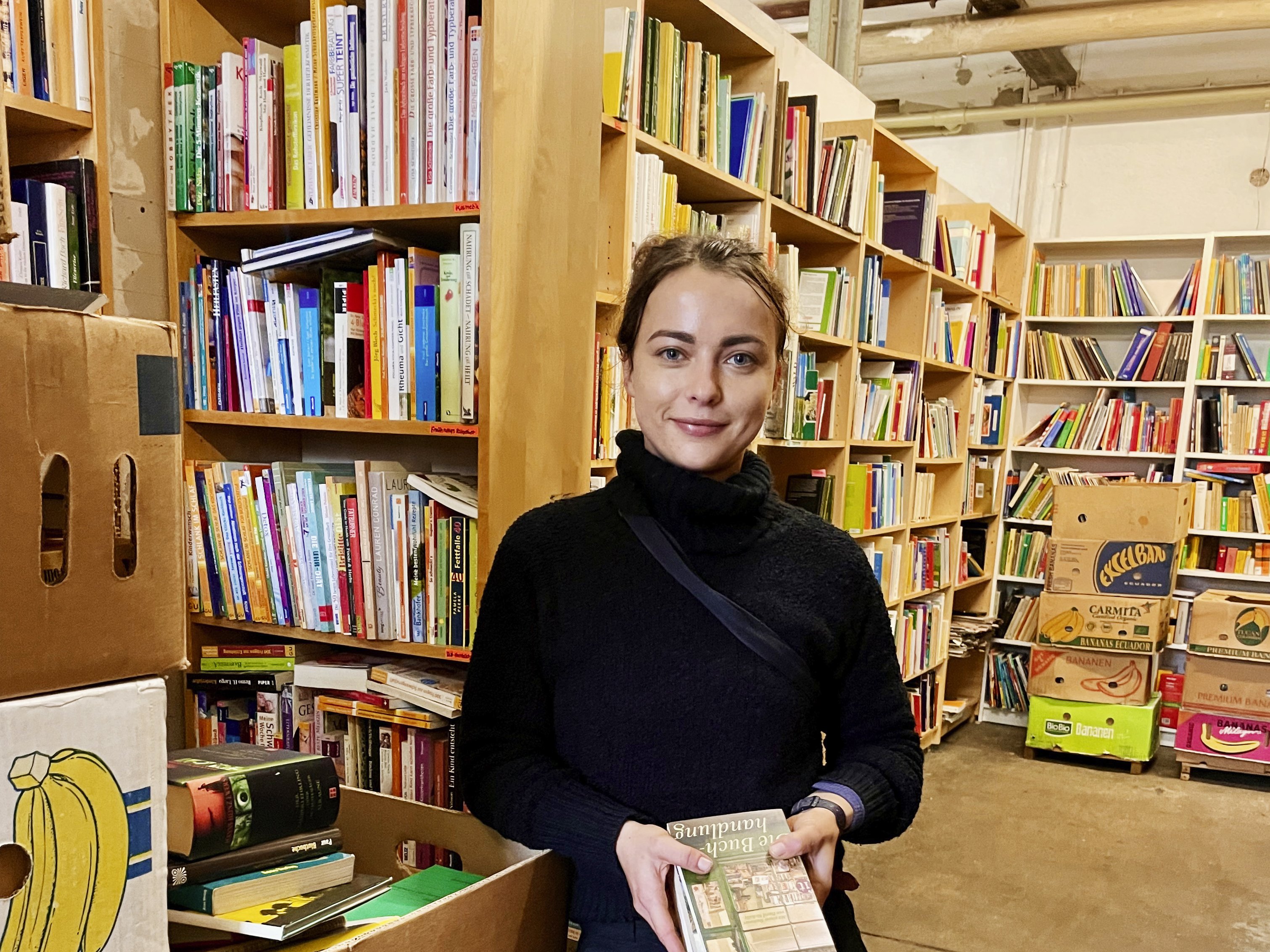 Nele zwischen den Bücherregalen
