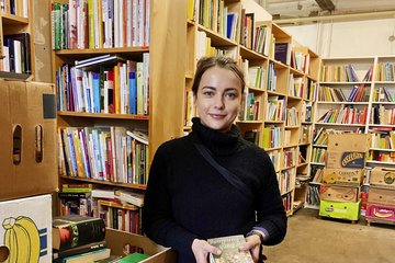 Nele zwischen den Bücherregalen