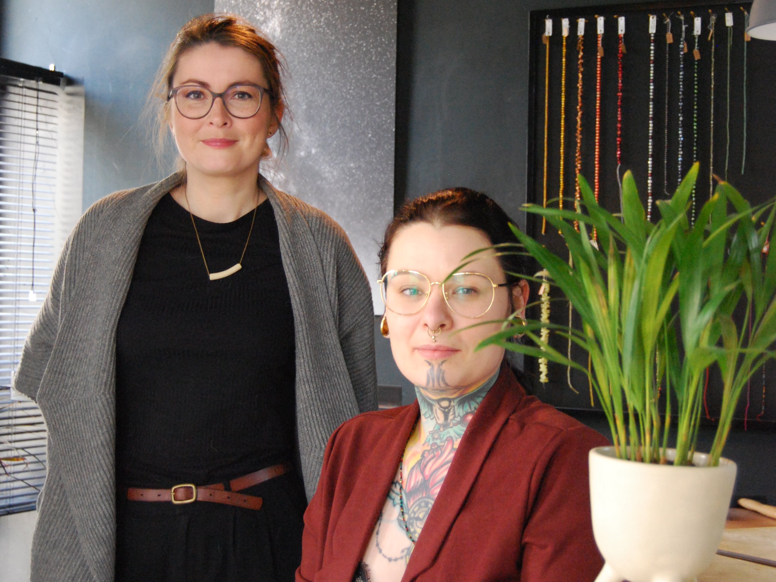 Keramikdesignerin Tanja Kerzig und Goldschmiedin Sarah Gaus von PALMENDIEB.design