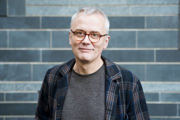 Ein grauhaariger Mann mit Brille