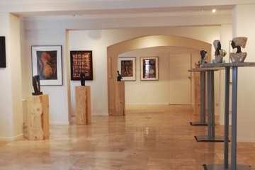 Eine Kunstgalerie mit Parkettboden