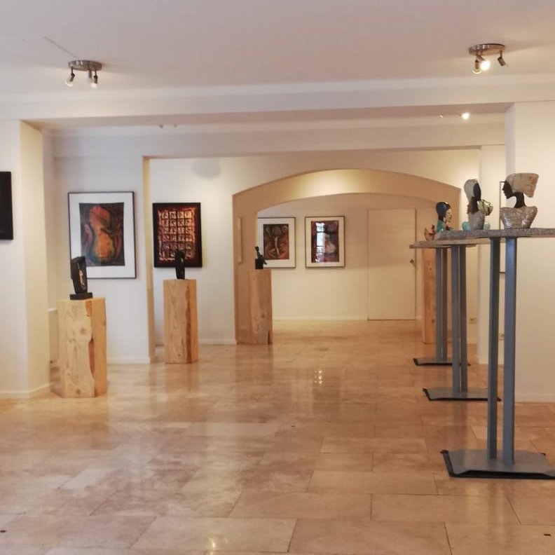 Eine Kunstgalerie mit Parkettboden