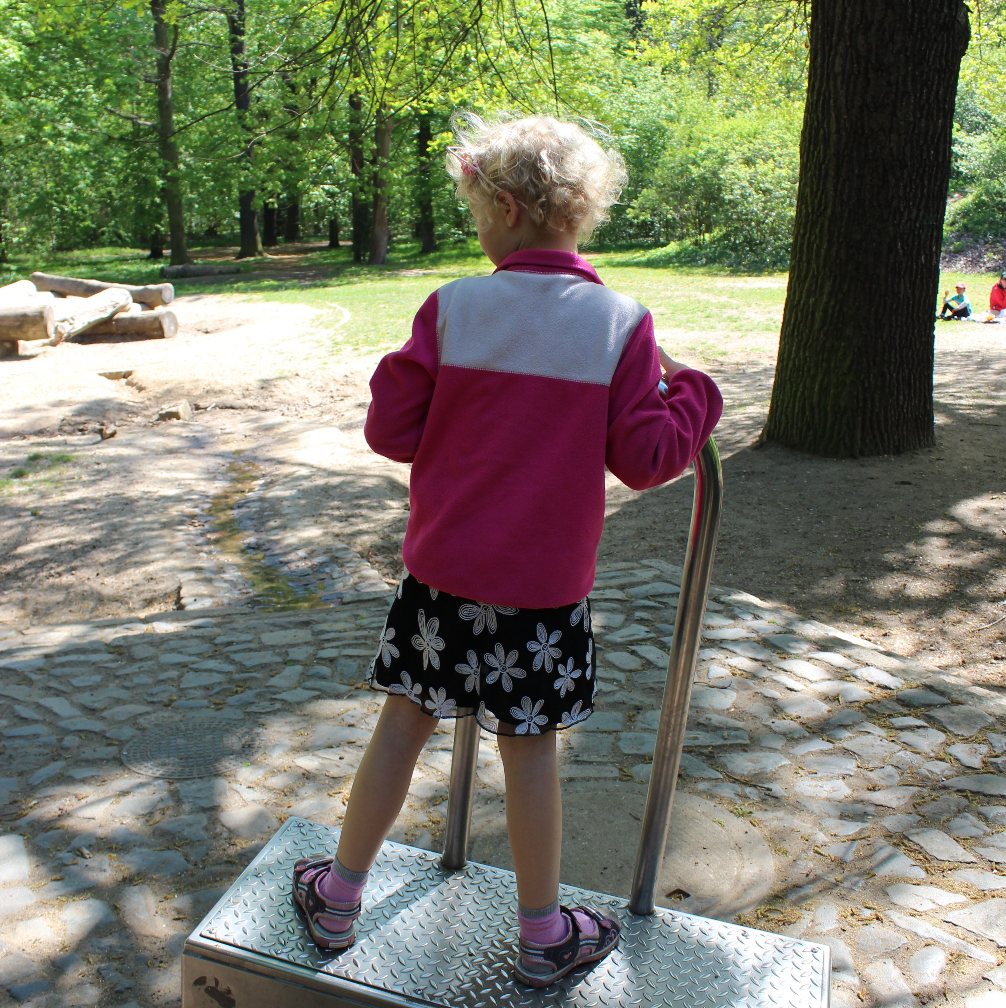 Ein Mädchen auf einem Spielgerät