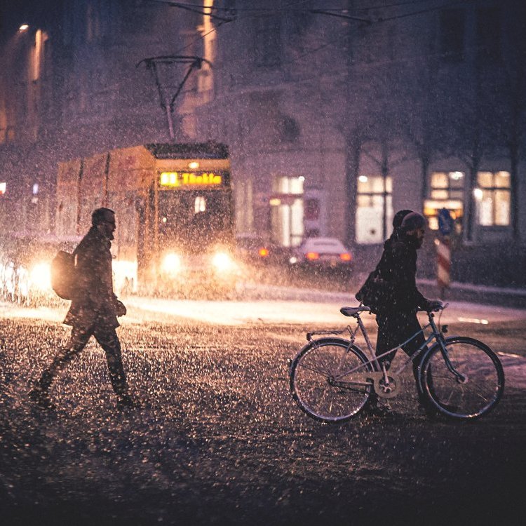 Fußgänger im Schneeschauer