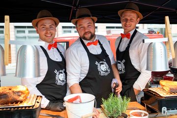 Grill-Coach Oli veredelt Fleisch