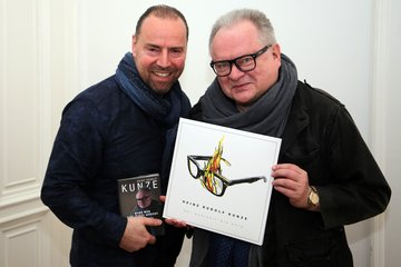 Matthias Winkler und Heinz Rudolf Kunze posieren für Kunzes neues Album