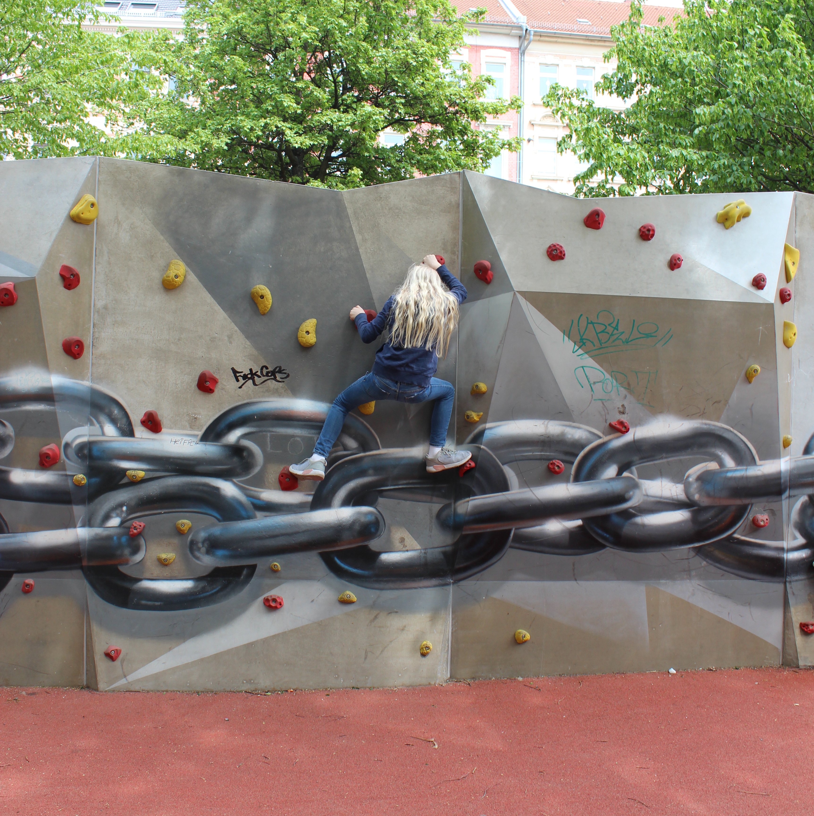 Ein Mädchen an einer Kletterwand