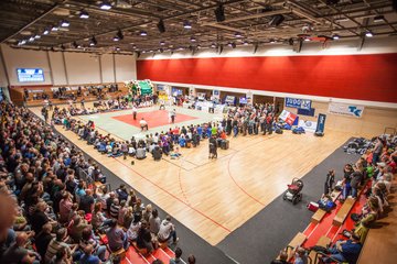 Ein Judokampf mit großem Publikum in der Sporthalle