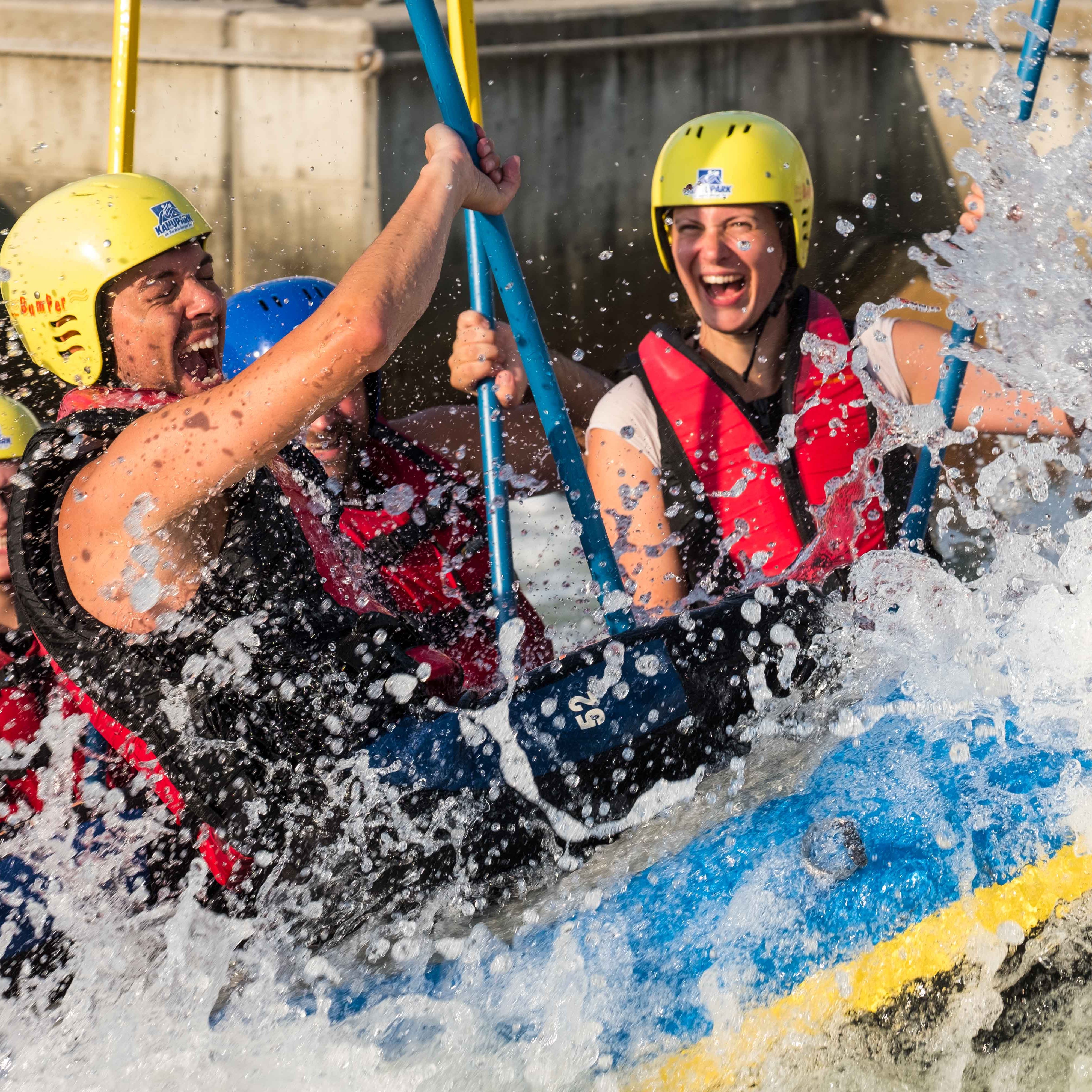 Mehrere Menschen beim Rafting