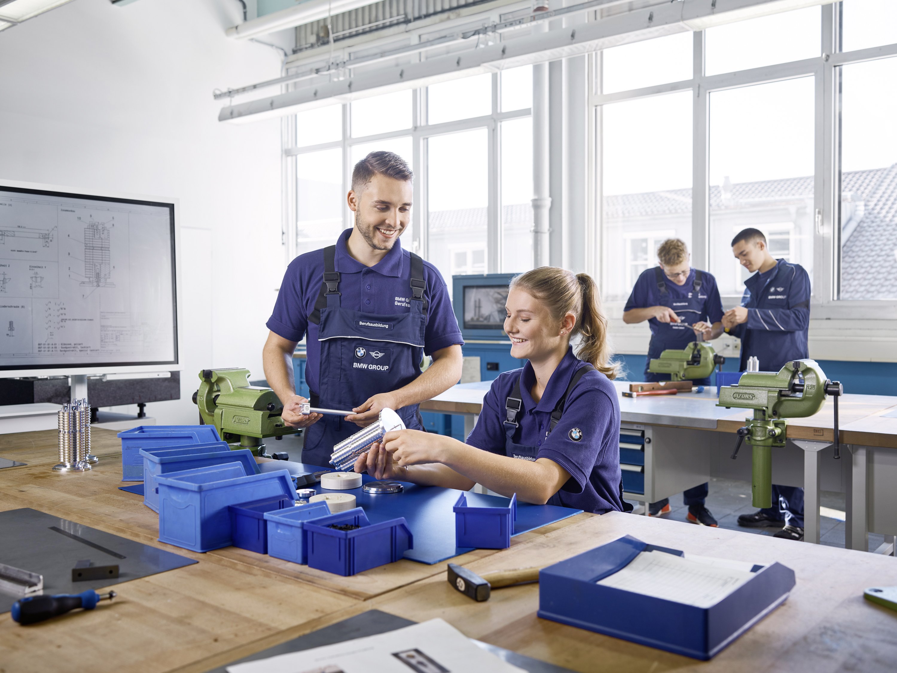 Ausbildung gehörloser Jugendlicher bei BMW