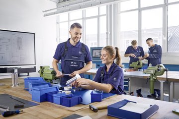 Ausbildung gehörloser Jugendlicher bei BMW