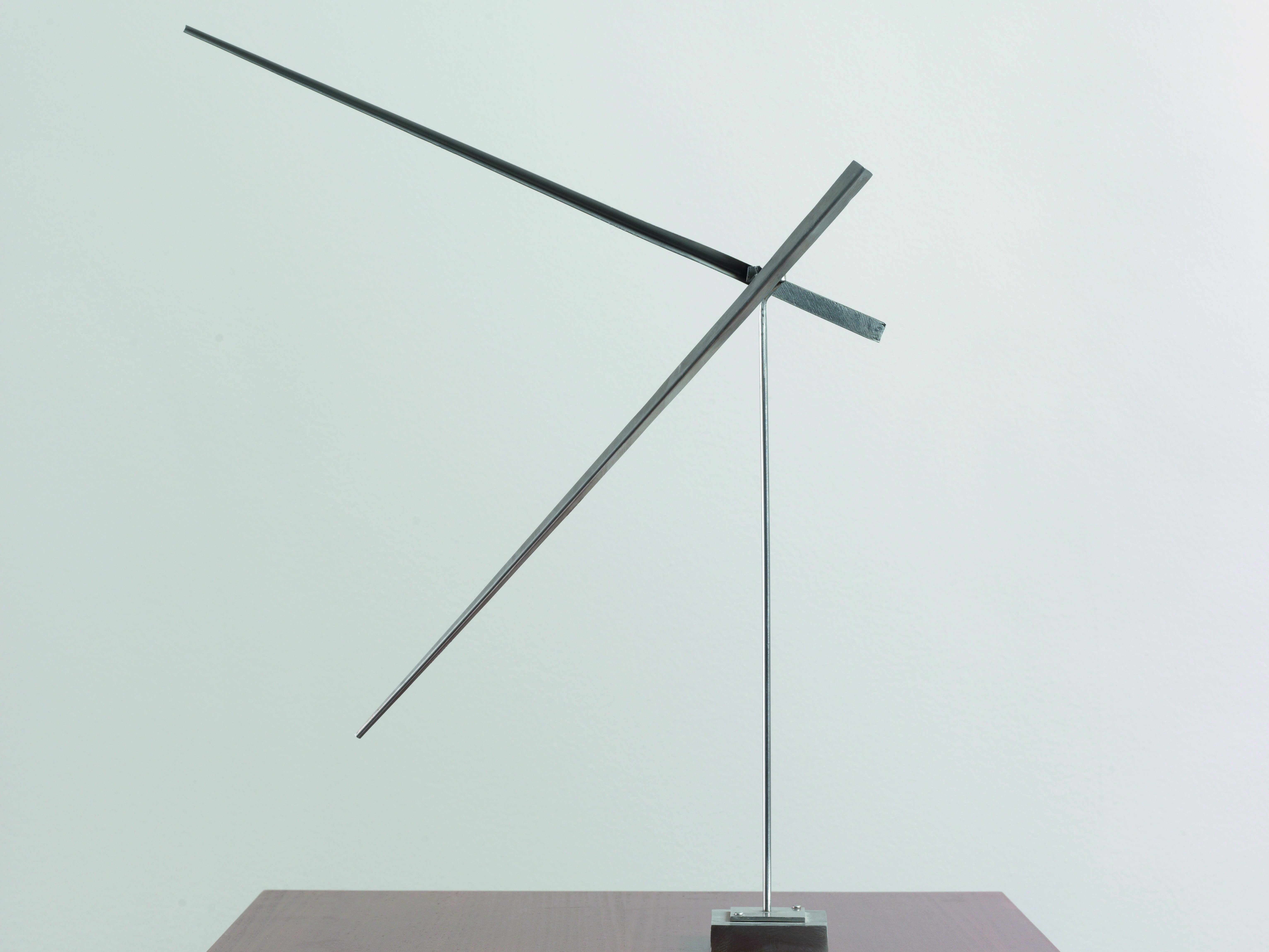 „One Up One Down Oblique“ von George Rickey