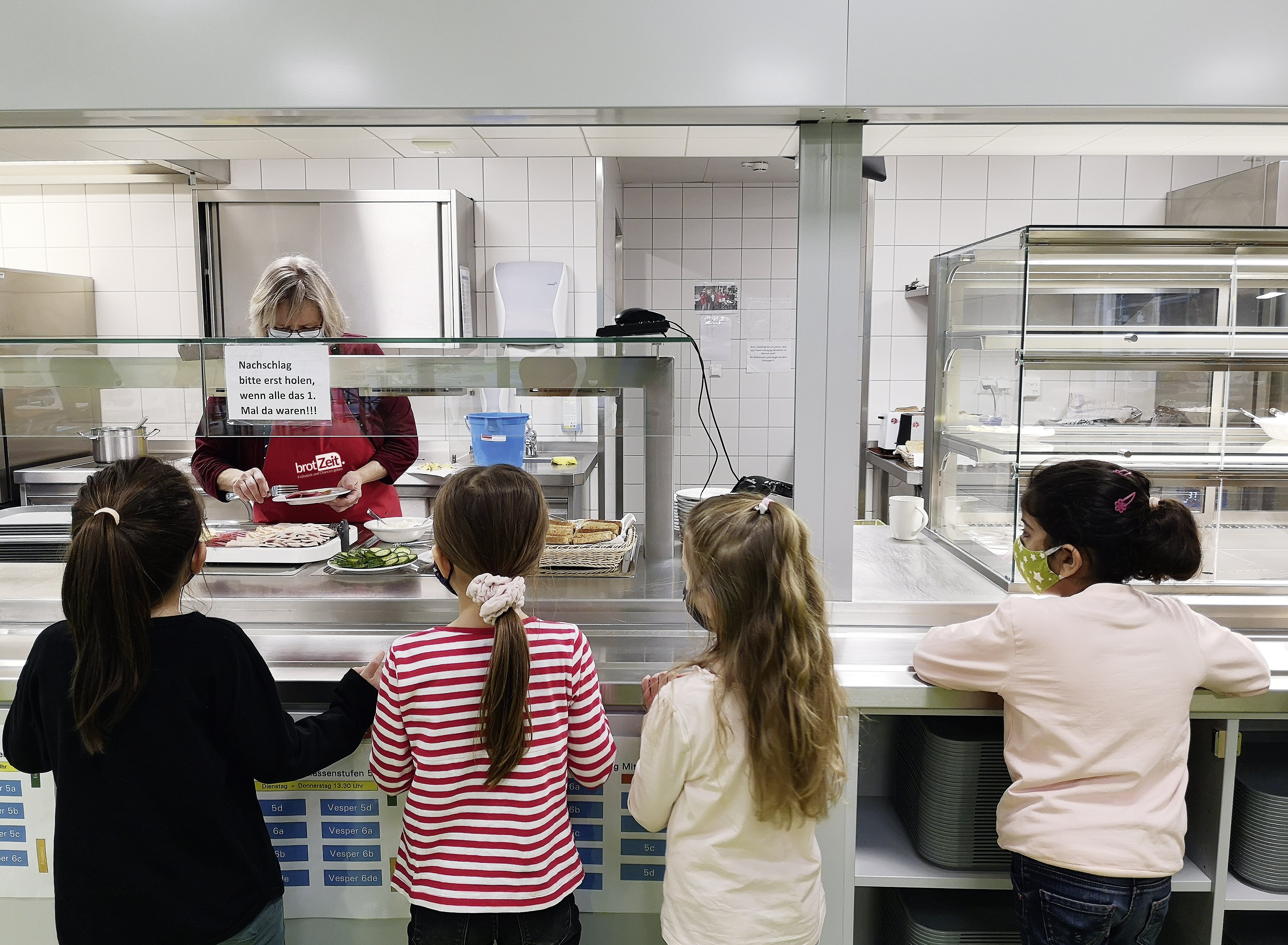 Die Kinder holen sich Frühstück am Buffet