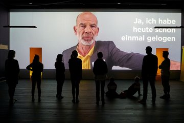 Martin Wuttke als Chef des Amts für Wahrheit