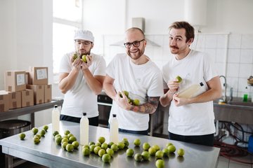 Drei Freunde tüfteln