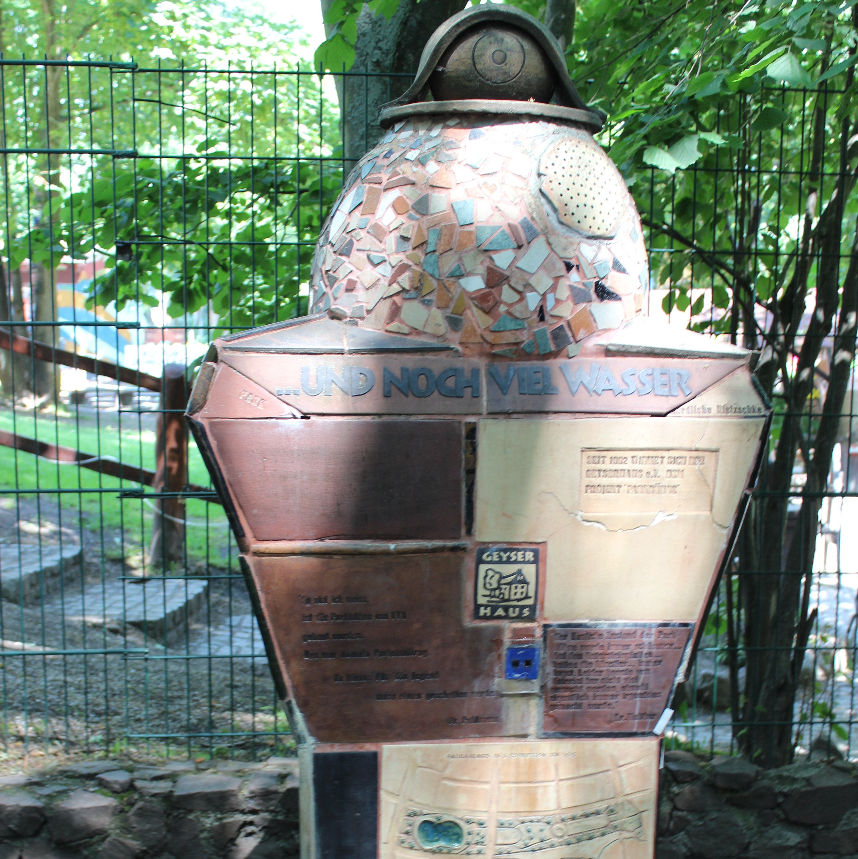 Eine Skulptur aus Stein