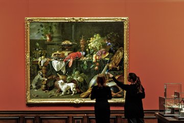 Stillleben im Goldrahmen mit Hummer und Hund