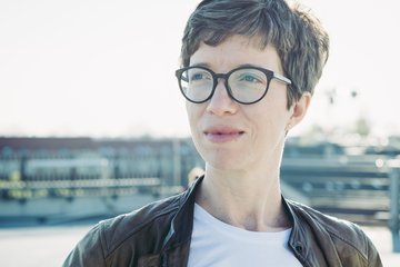 Franziska Franke-Kern schaut seitlich an der Kamera vorbei 