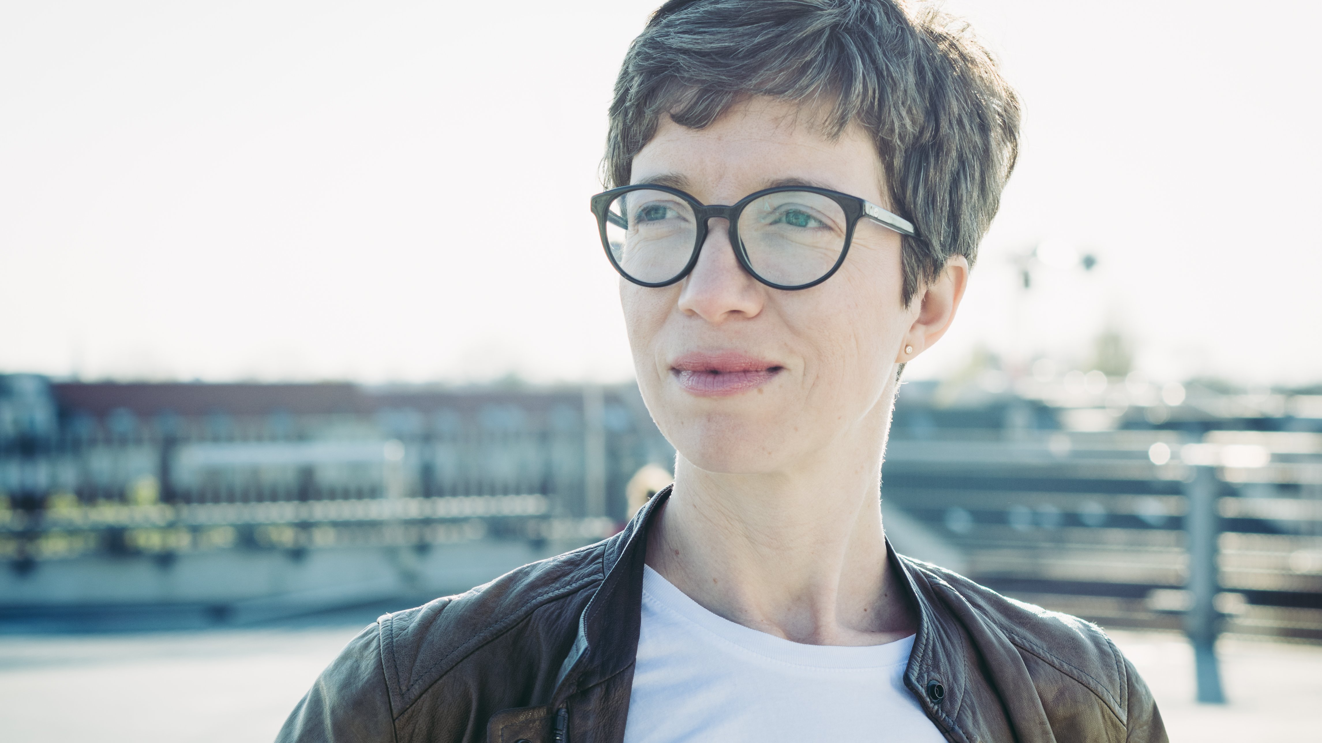 Franziska Franke-Kern schaut seitlich an der Kamera vorbei