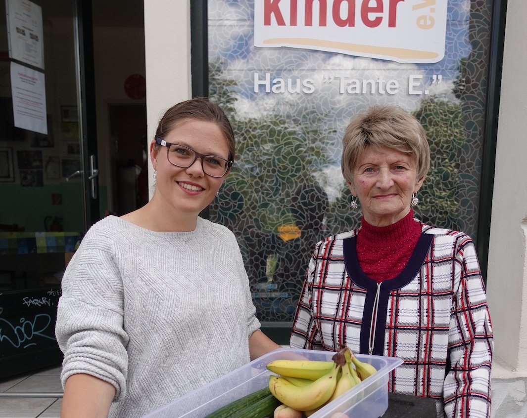 Tante E vor ihrem Verein „Straßenkinder e.V.