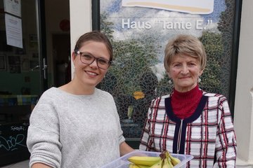 Tante E vor ihrem Verein „Straßenkinder e.V.
