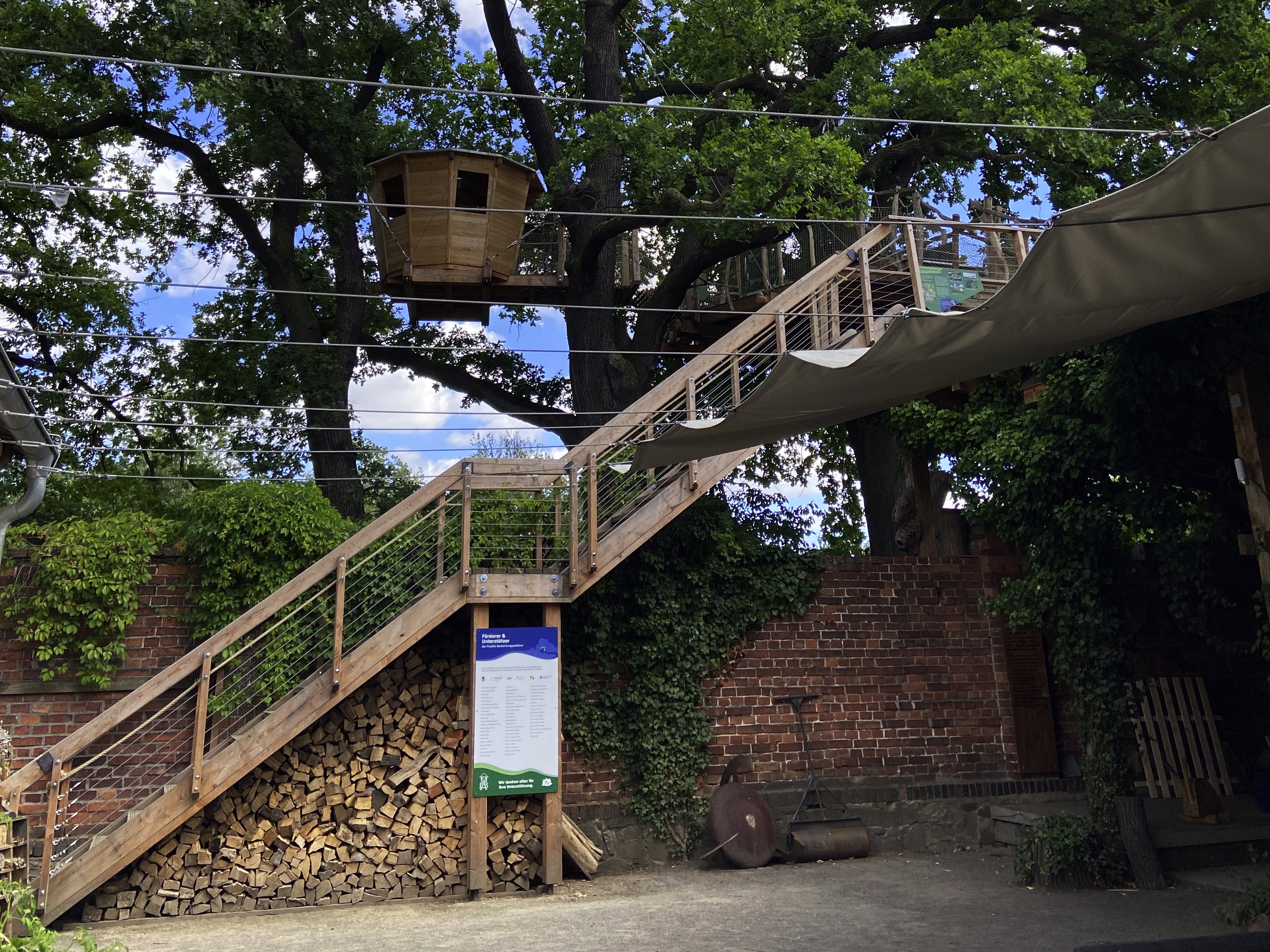 Baumhaus im Sommer
