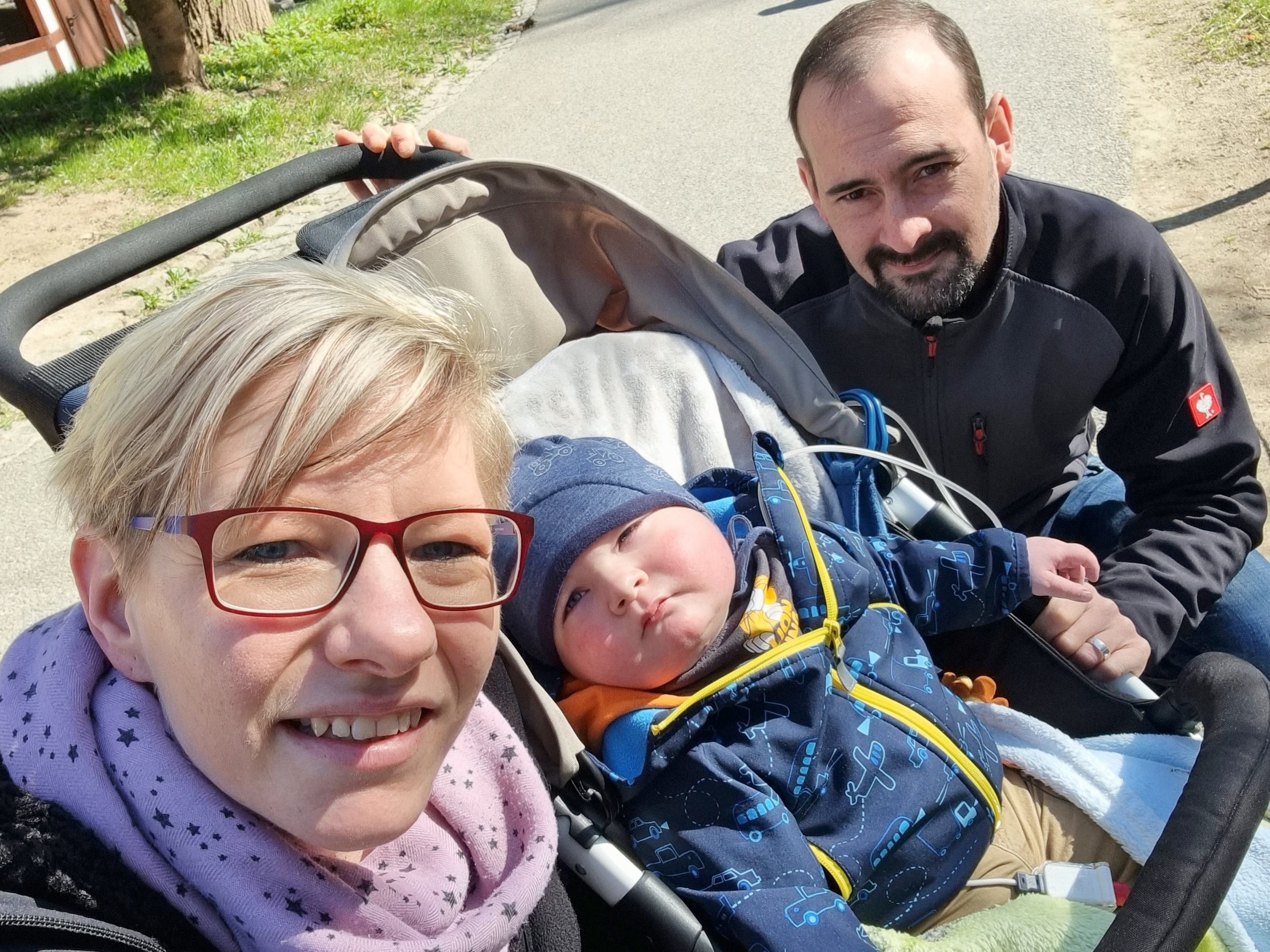 Leo und seine Eltern Anja und Matthias