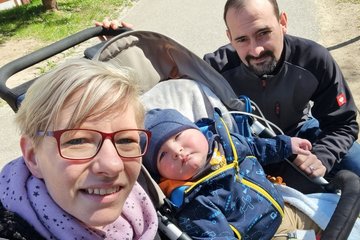 Leo und seine Eltern Anja und Matthias