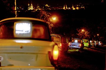 Installation „Trabi“ bei einer Ausstellung in Prag