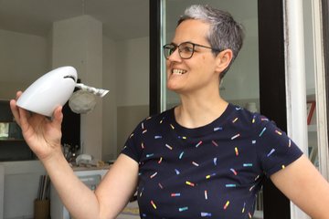Karin Sehnert mit Hai-Spardose