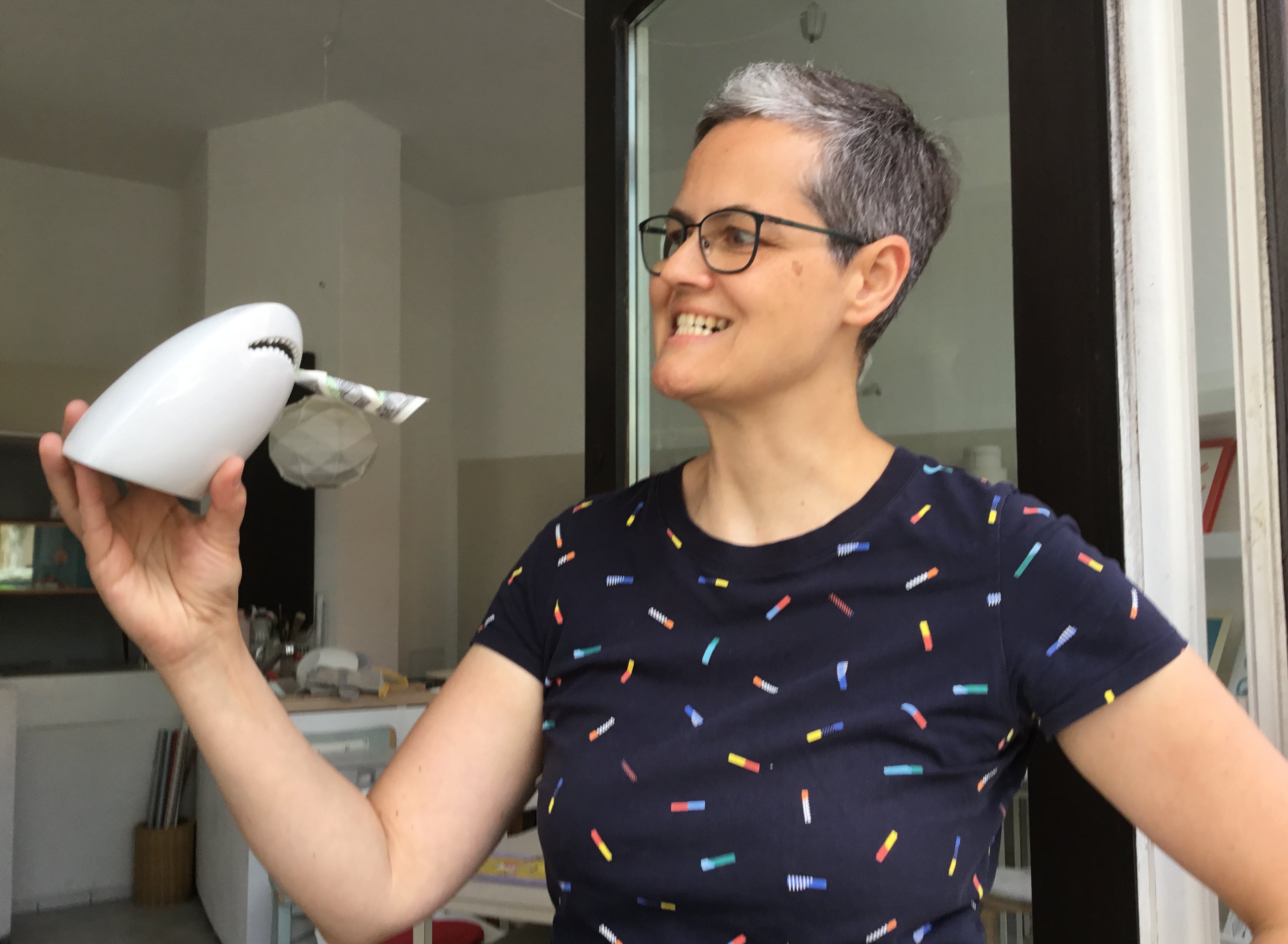Karin Sehnert mit Hai-Spardose Karin Sehnert mit Hai-Spardose