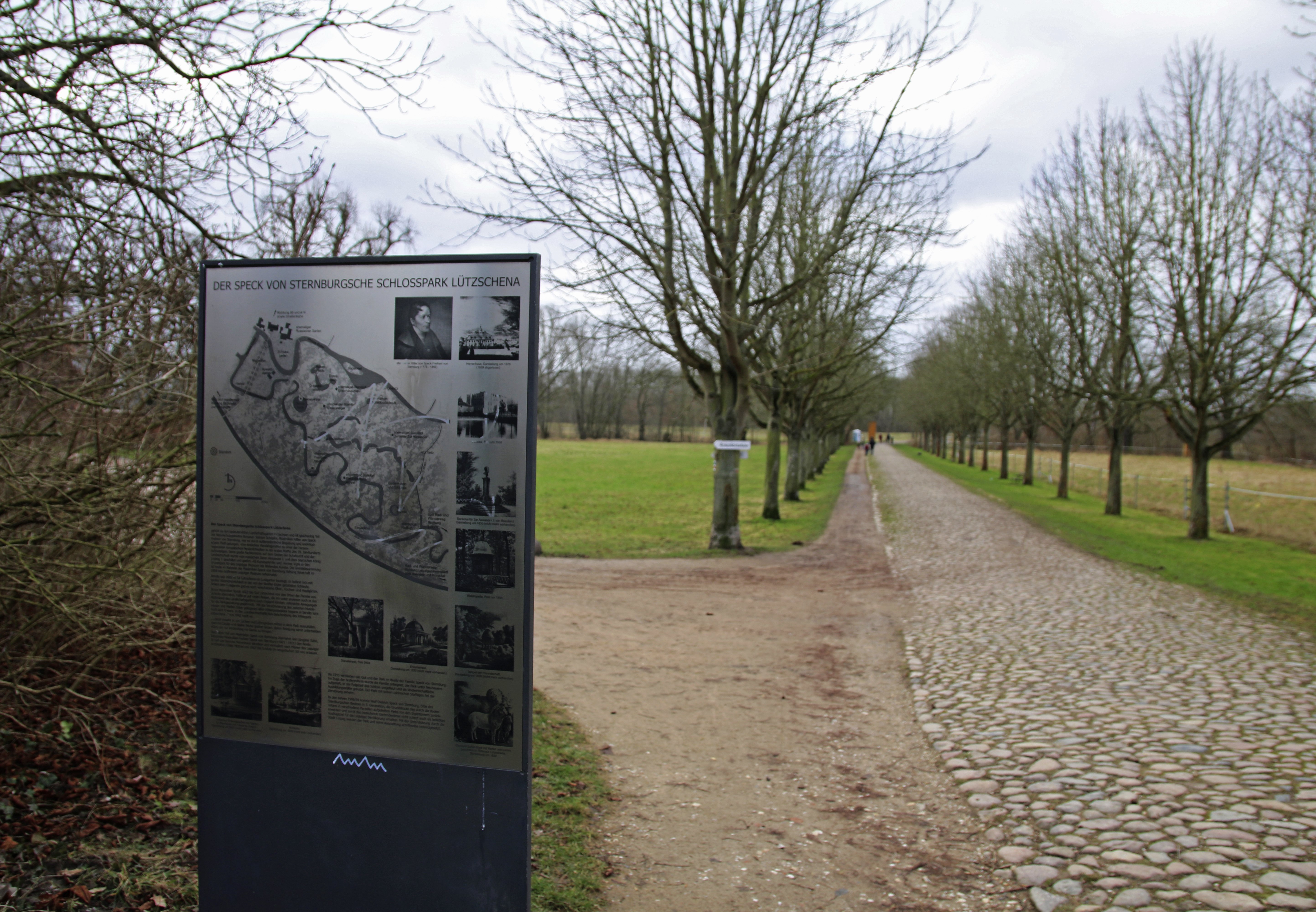 Eingang zum Schlosspark