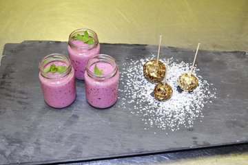 Energiebällchen und Beeren-Smoothie