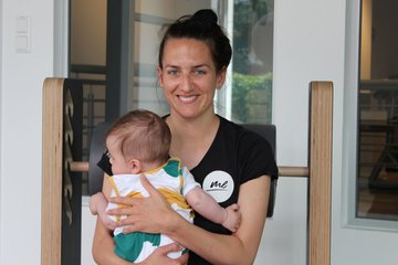 Eine Frau hält ein Baby.
