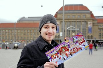 Mann mit Rubbelloskalender