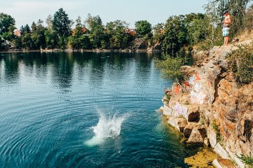 Ein See in einem Steinbruch