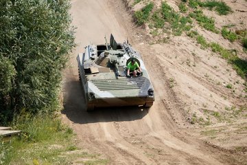 Ein Panzer auf einem Feldweg