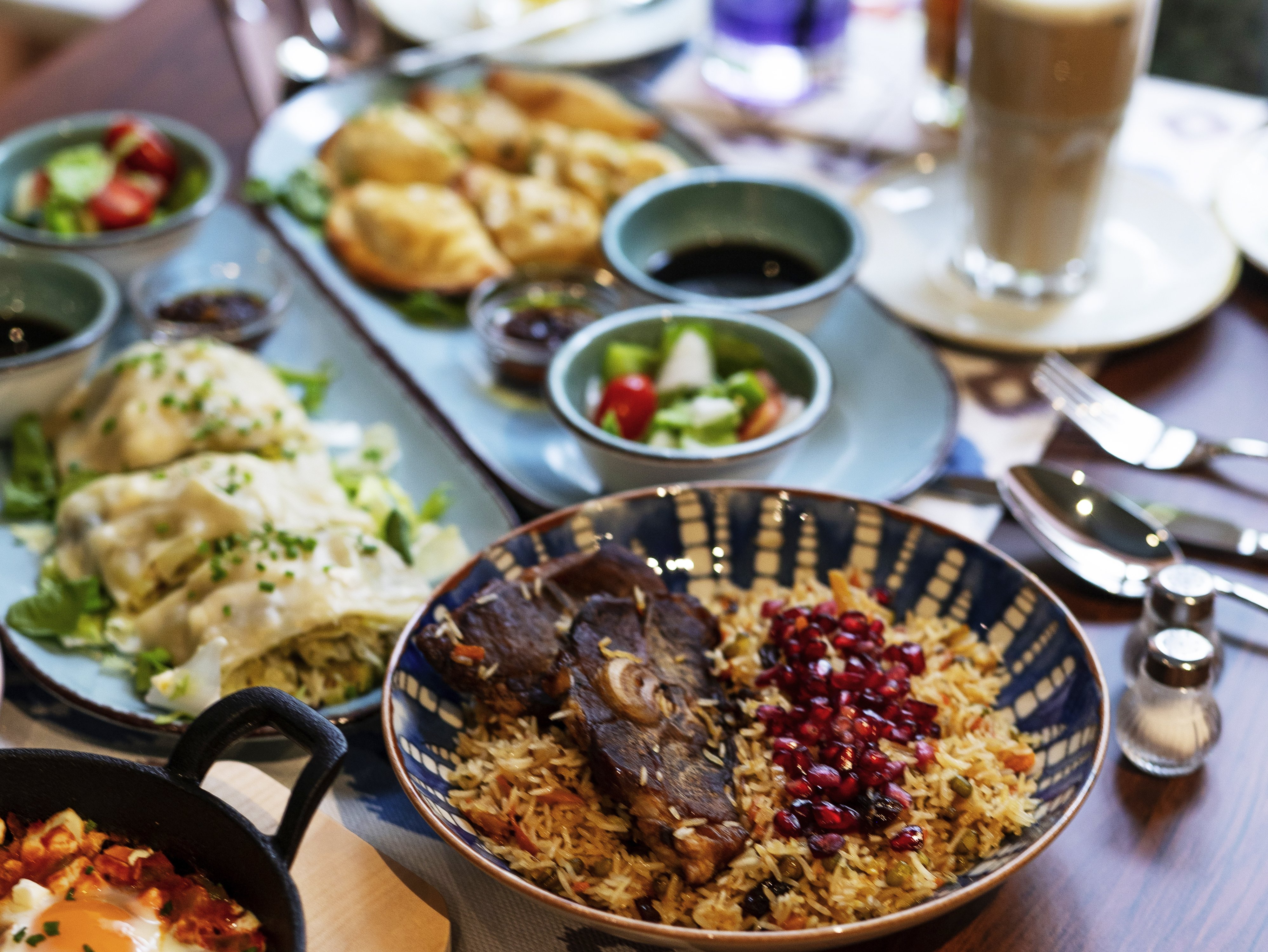 Ein ganzer Tisch voller uigurischer Köstlichkeiten im Tamche
