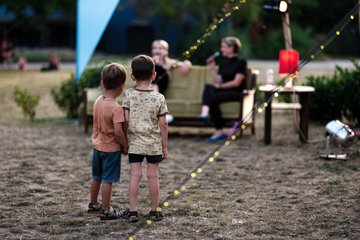 Zwei spielende Kinder beim Grünauer Kultursommer
