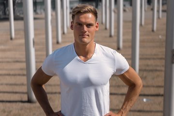 Marek Ulrich in Frontalansicht mit den Armen in die Hüfte gestützt