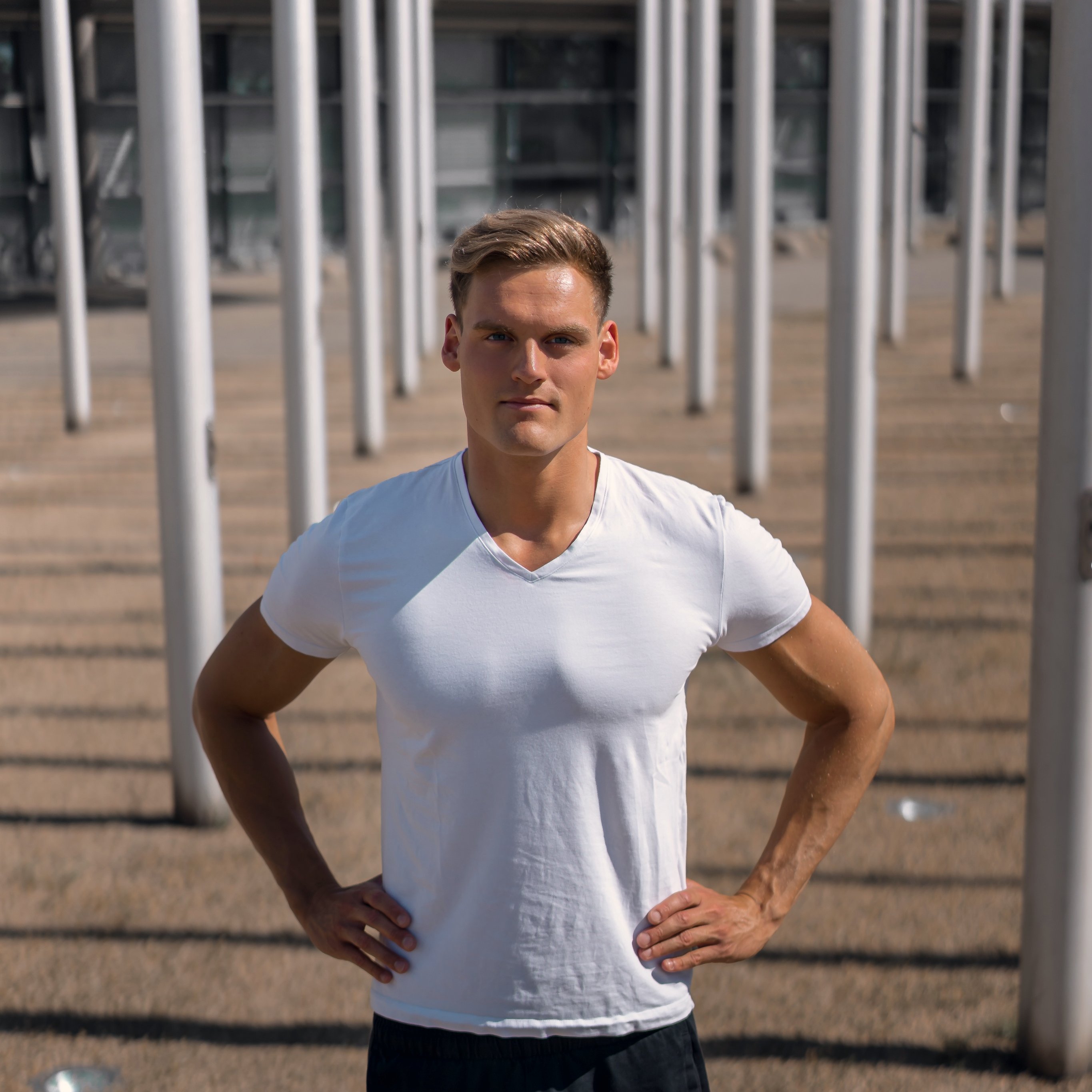 Marek Ulrich in Frontalansicht mit den Armen in die Hüfte gestützt