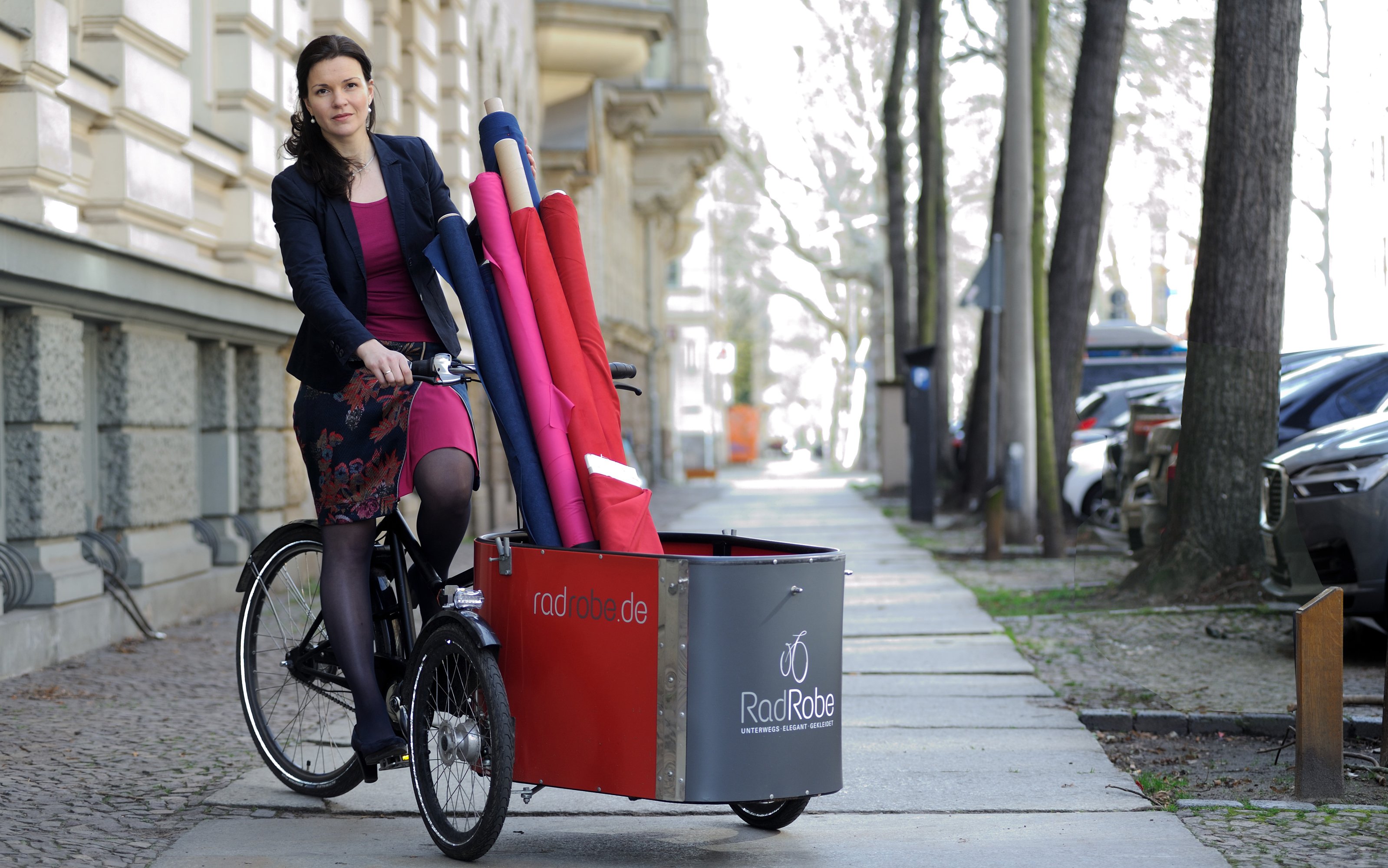 Modedesignerin Maxi Lasheras auf ihrem Fahrrad