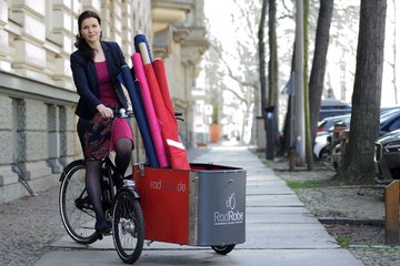 Modedesignerin Maxi Lasheras auf ihrem Fahrrad