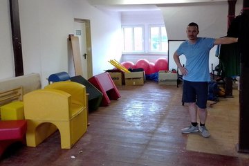 Ein Mann steht im Dachgeschoss des Vereinsheims vor diversen Gegenständen
