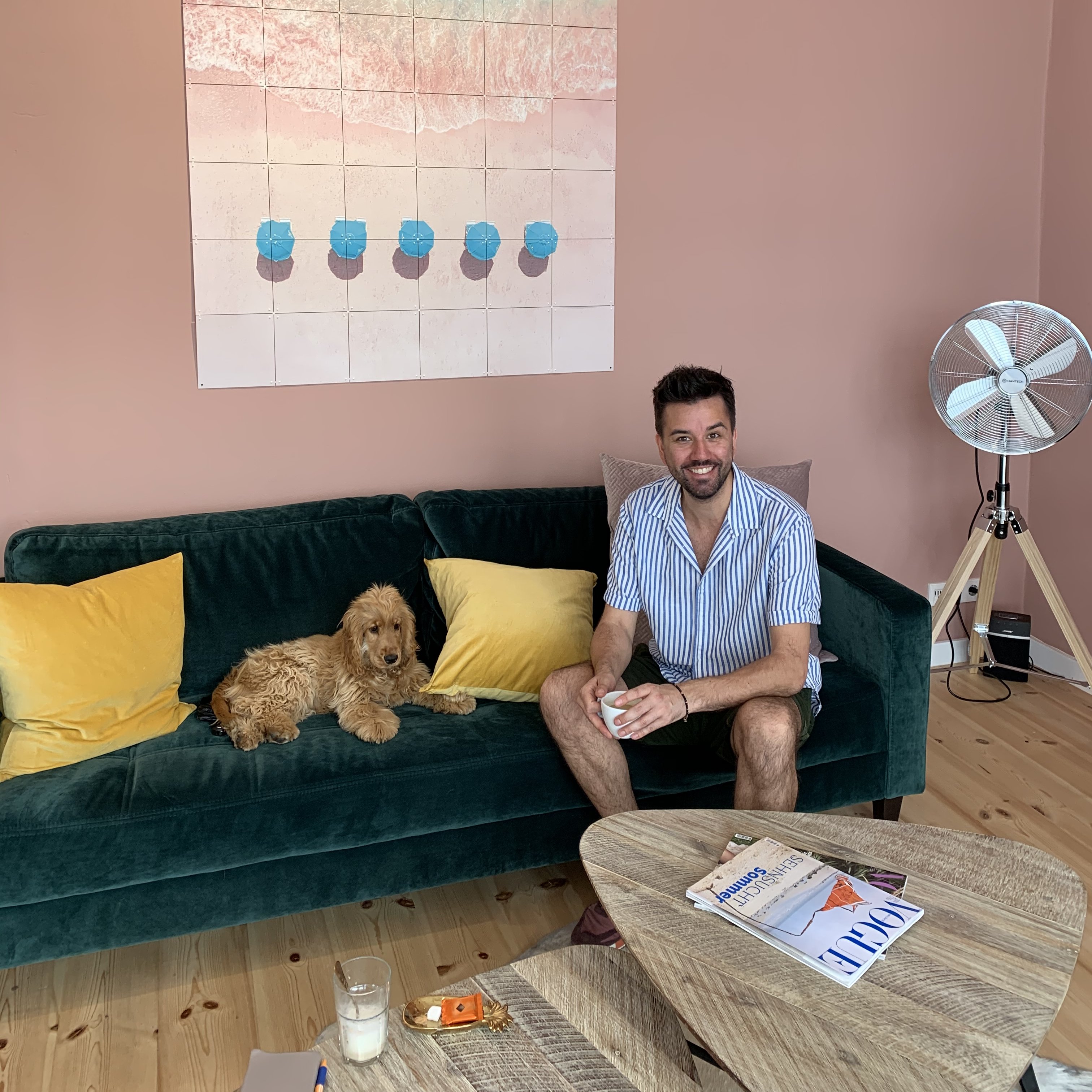 Ein Mann auf einem Sofa, neben ihm ein Hund