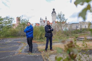 Wilhelm-Leuschner-Platz René Siebert vom NABU Leipzig (links) und SPD-Stadtrat Prof. Dr. Getu Abraham (rechts)
